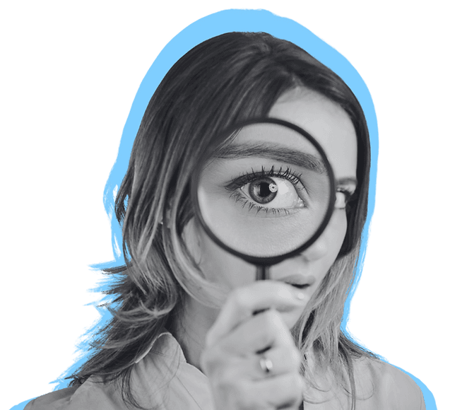 Optimización para búsqueda con IA — mujer mirando a través de una lupa